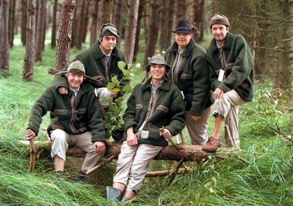 Als je in het bos werkt is het vaak onmogelijk om door de bomen nog het bos te zien. Als je in het bos werkt is het vaak onmogelijk om door de bomen nog het bos te zien.